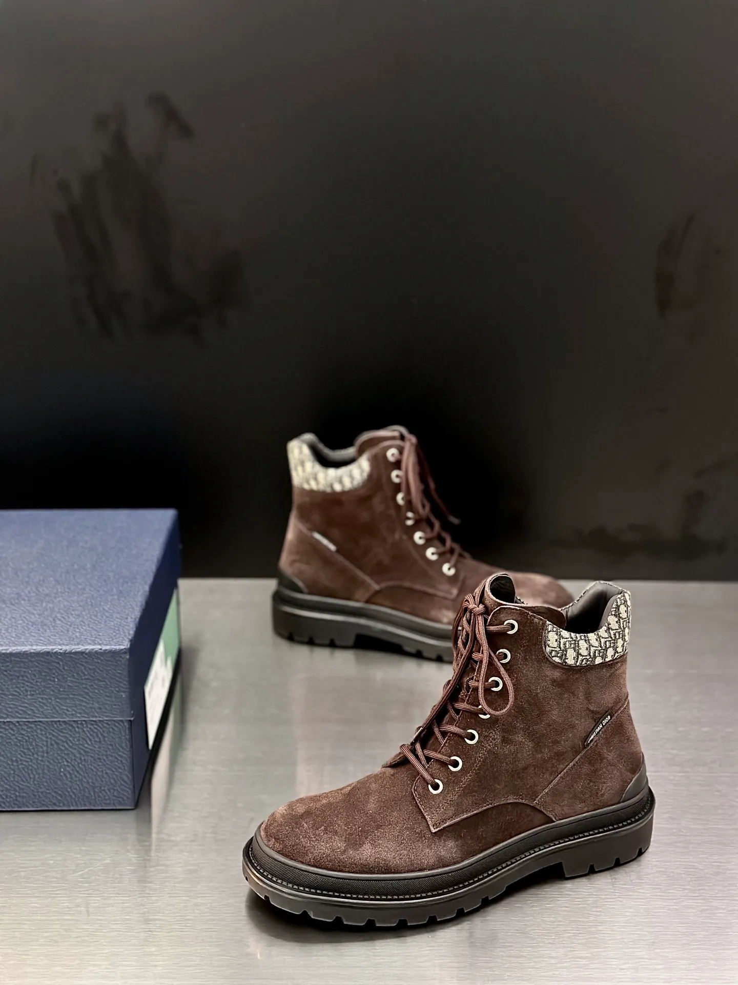 Men's shoes 💰960 Dior Dior high-top sneakers, top-quality goods produced in Dongguan, show version, leading counter trial style, Nappa cowhide material, light and breathable, soft and comfortable, easier to put on and take off, calfskin leather edging, distinctive sports style, genuine leather tongue Dior letter badge, showing the brand style, lightweight embossed pattern rubber sole, light and genuine leather feet, with original packaging Size: 39-40-41-42-43-44 (45, 46 customized) leather shoe size